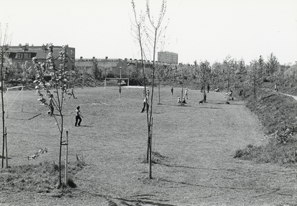 502845 Gezicht op het plantsoen met speelveld aan de Sjanghaidreef (ter hoogte van de Maniladreef) te Utrecht.